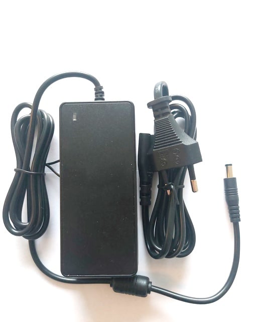 Muuntaja 220V - 12 V 5 A Lineaarimoottoriin